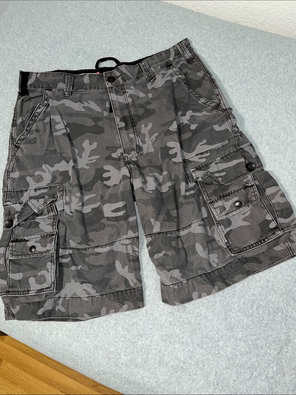 Y2K Levis Cargo Shorts Mens 36 Gray Camouflage Skater Grunge
